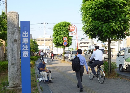 朝7時過ぎ＿駅へ向かう.jpg