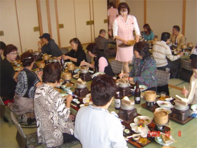 丸徳旅館での食事風景