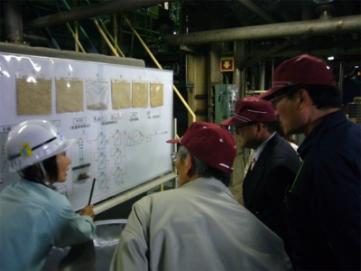 日本大昭和板紙関東(収集された古紙がリサイクルされるまでの工程を説明していただいているところ)