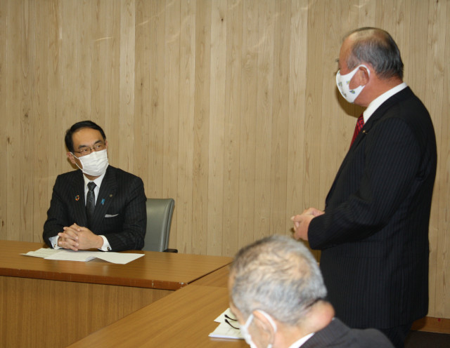 令和2年12月25日 県の屋内50メートルプール誘致で知事と議長へ要望書を提出しました 上尾商工会議所news
